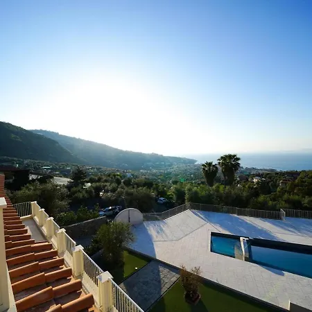 Modern & Private In Unique Location, Pool And Sunset Terrace 소렌토