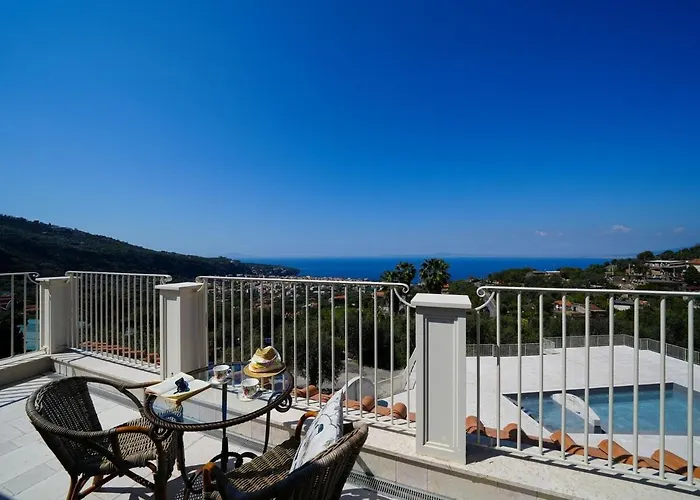 Modern & Private In Unique Location, Pool And Sunset Terrace 소렌토