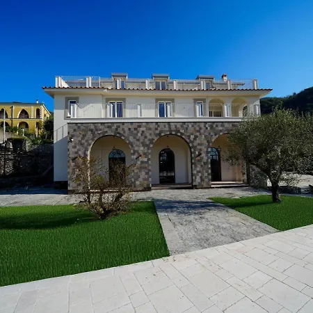 Modern & Private In Unique Location, Pool And Sunset Terrace Σορέντο